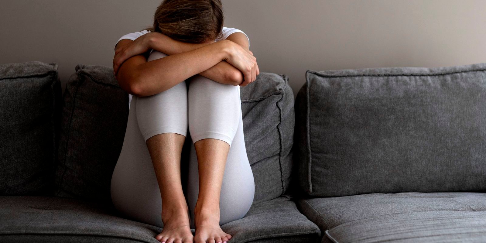 r sentada no sofa 0.jpg