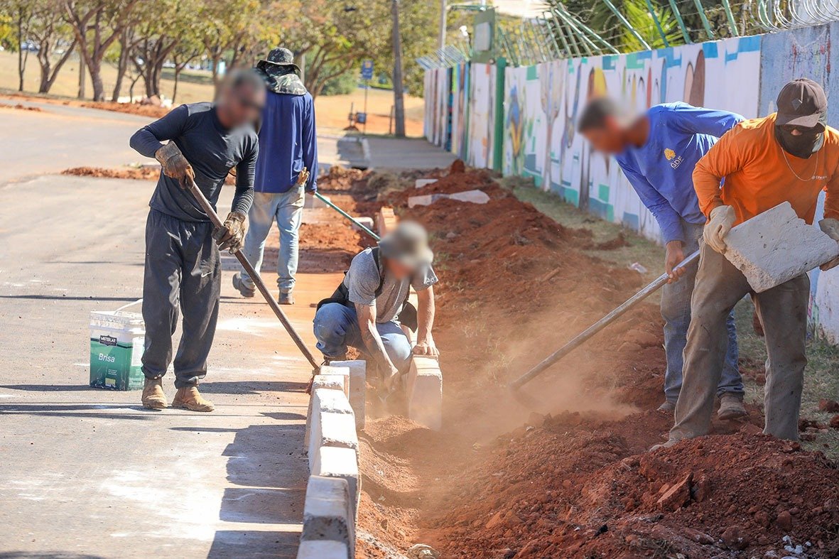 Equipes do GDF reformam e ampliam estacionamentos de escolas em Sobradinho