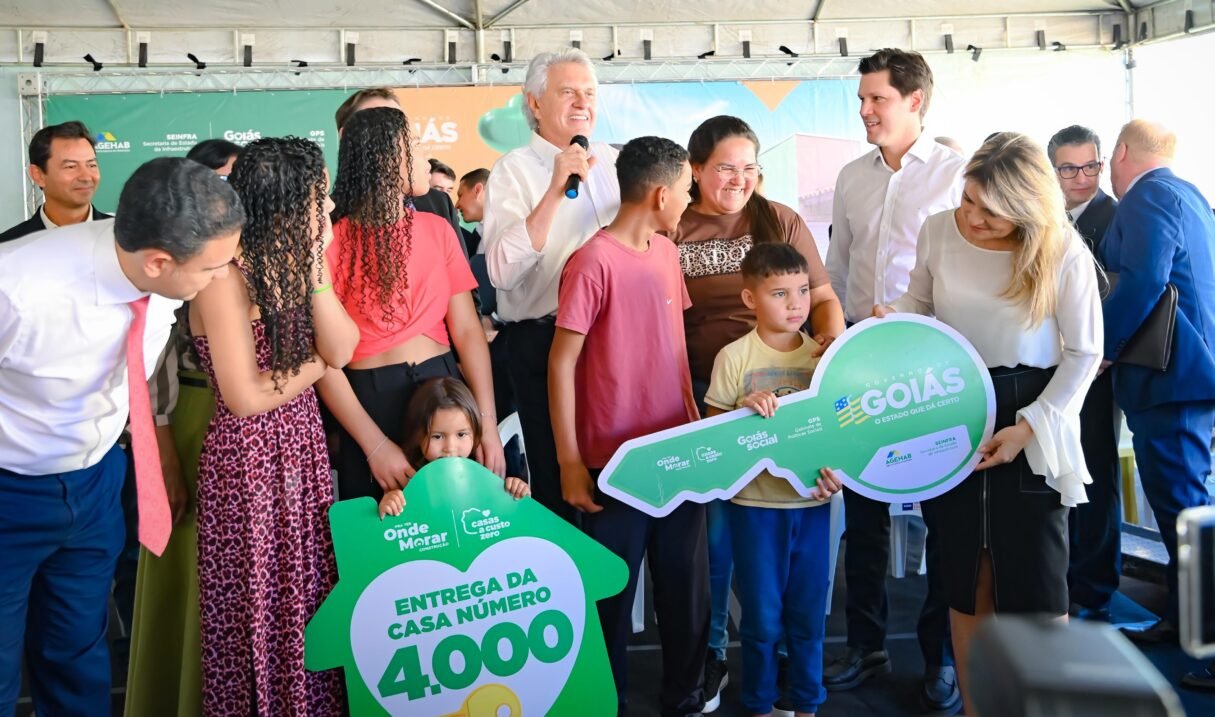Caiado celebra entrega de 4 mil casas a custo zero em Goiás