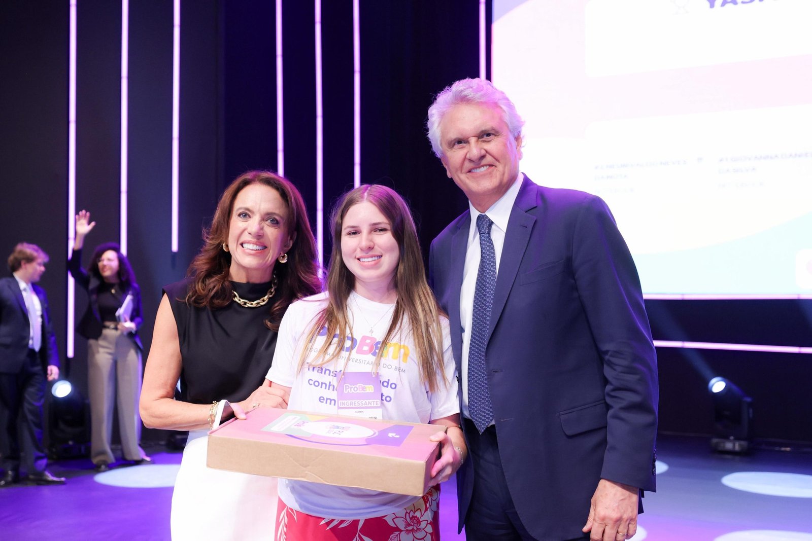 Ronaldo e Gracinha Caiado recepcionam cinco mil novos beneficiários do ProBem