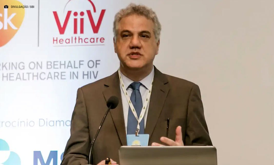 Covid-19 não desapareceu e casos continuam ocorrendo, alerta médico