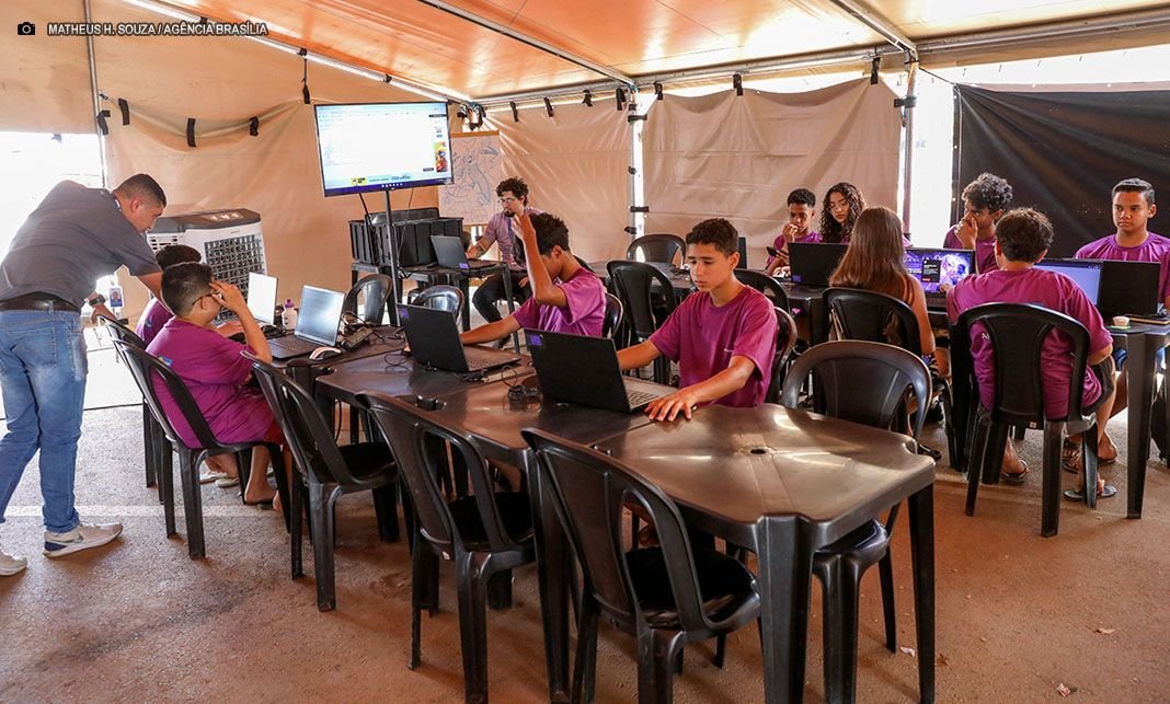 GDF investe R$ 13 milhões em capacitação digital e leva carretas tecnológicas a 28 regiões administrativas