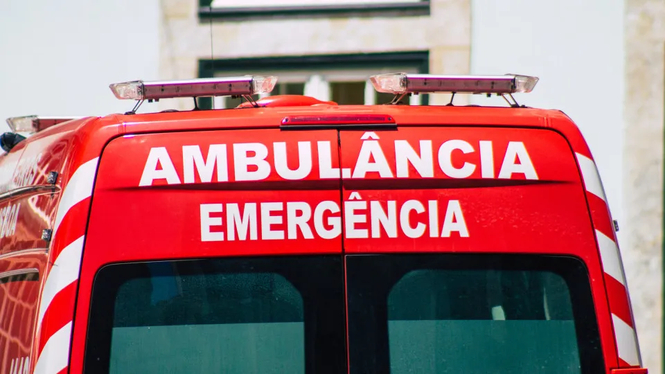 Um morto e um ferido grave em despiste de viatura em Oliveira de Frades