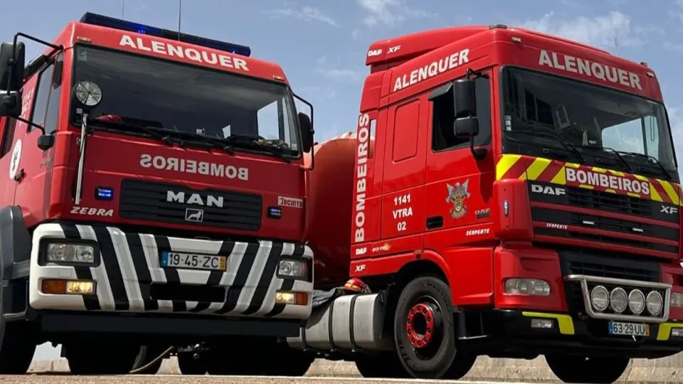 Um morto e 10 feridos num incêndio em prédio de oito andares em Alenquer