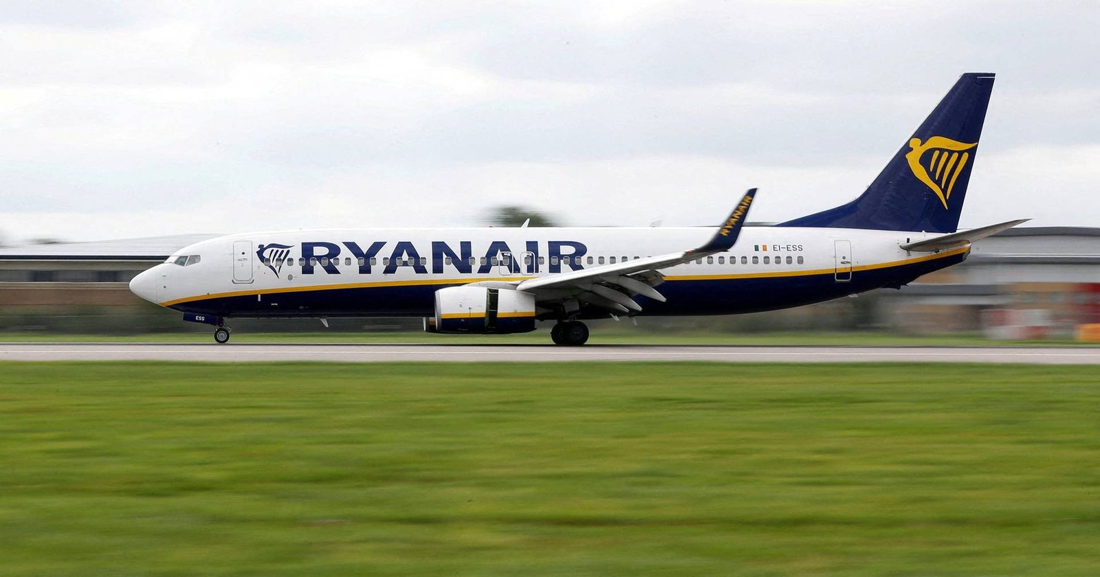 Avião da Ryanair com destino a Londres evacuado em Faro, uma pessoa ficou ferida