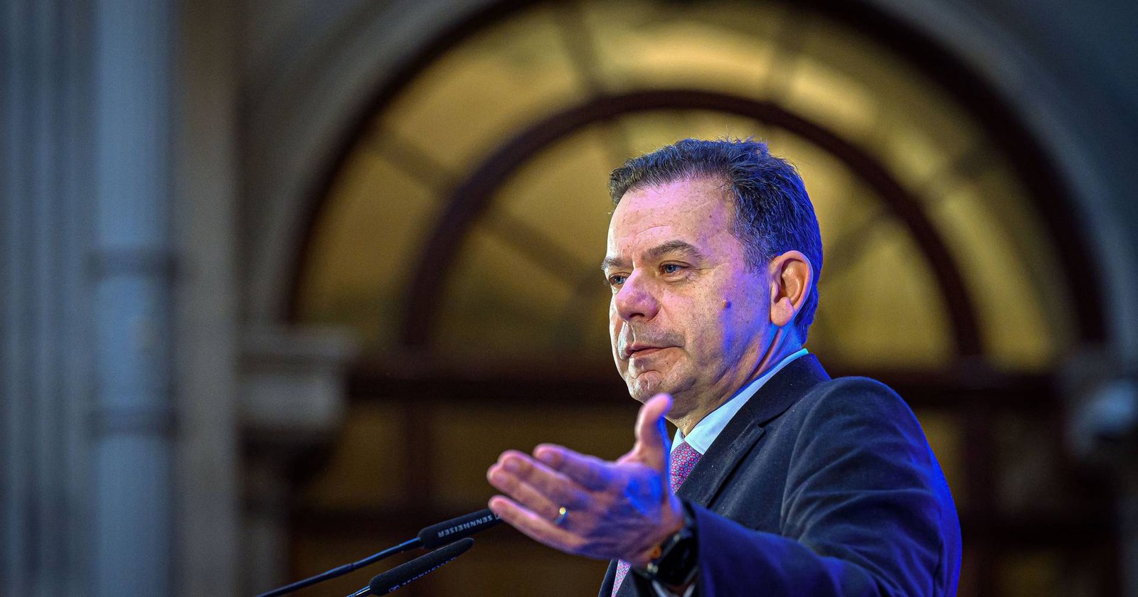 Após dois adiamentos, primeiro-ministro volta ao Parlamento para o debate quinzenal