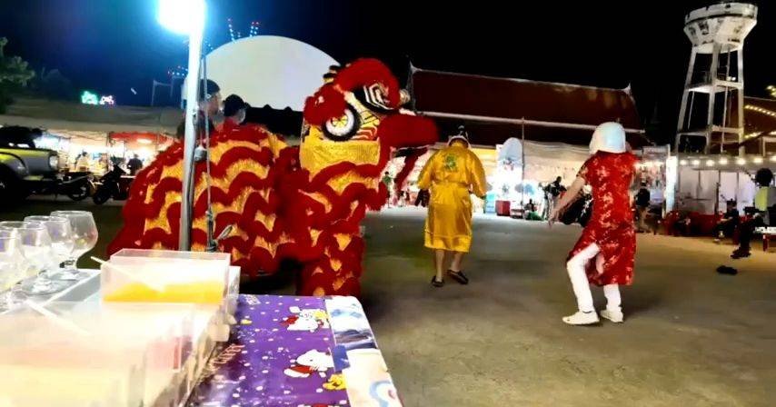 Dança do leão: polícia tailandesa usa disfarce para apanhar ladrão