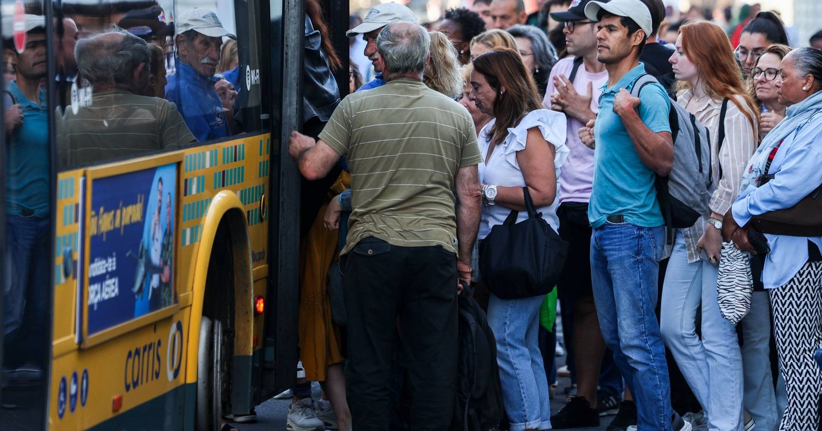 Um quarto das mulheres trabalhadoras tinha vínculos precários em 2024