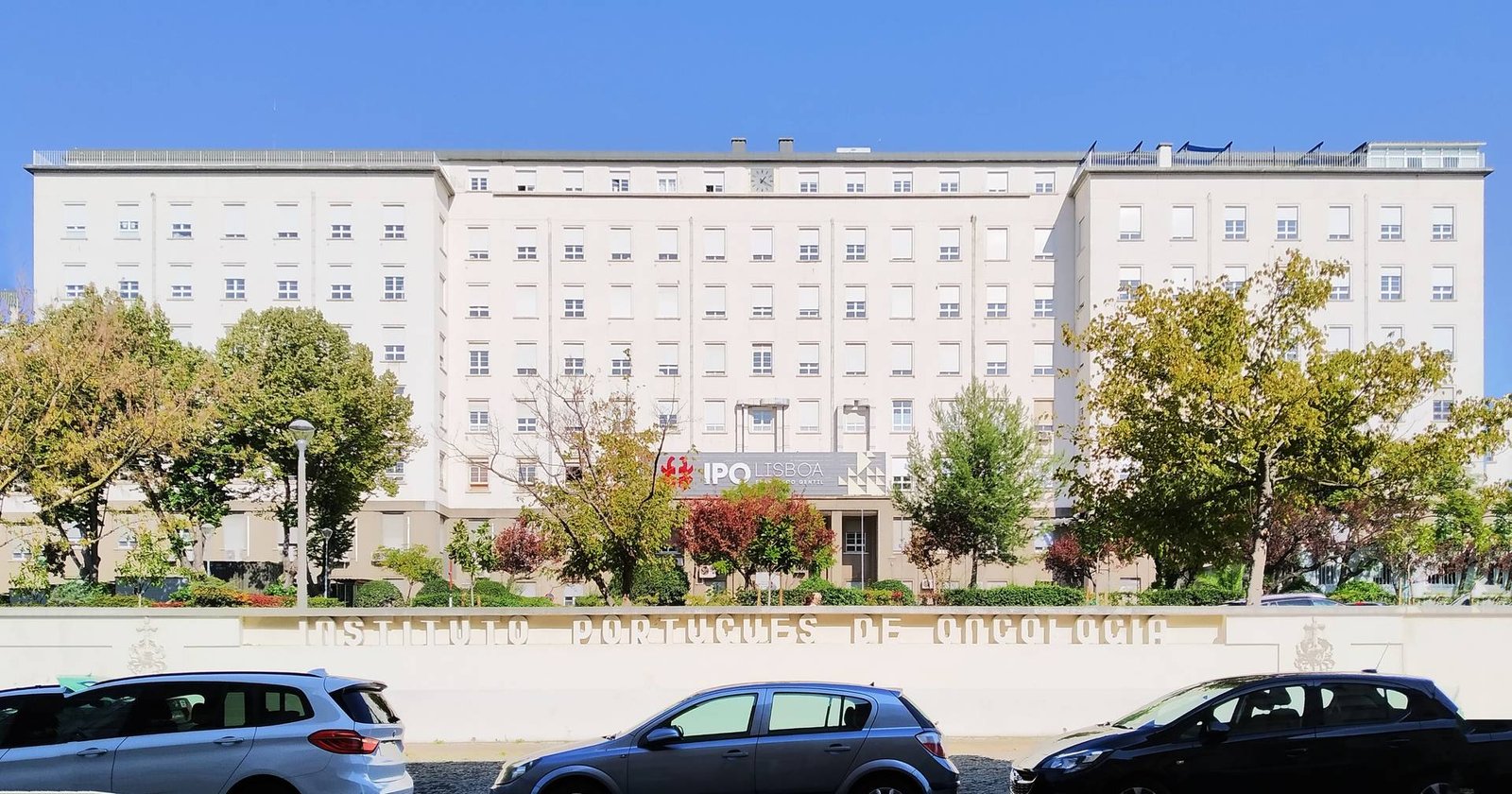 Buracos no teto e bolor nas paredes: degradação do IPO preocupa profissionais e utentes