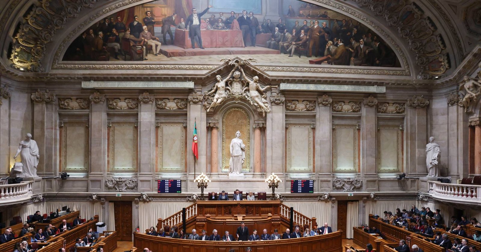 Luís Montenegro regressa ao Parlamento após uma demissão e várias tempestades