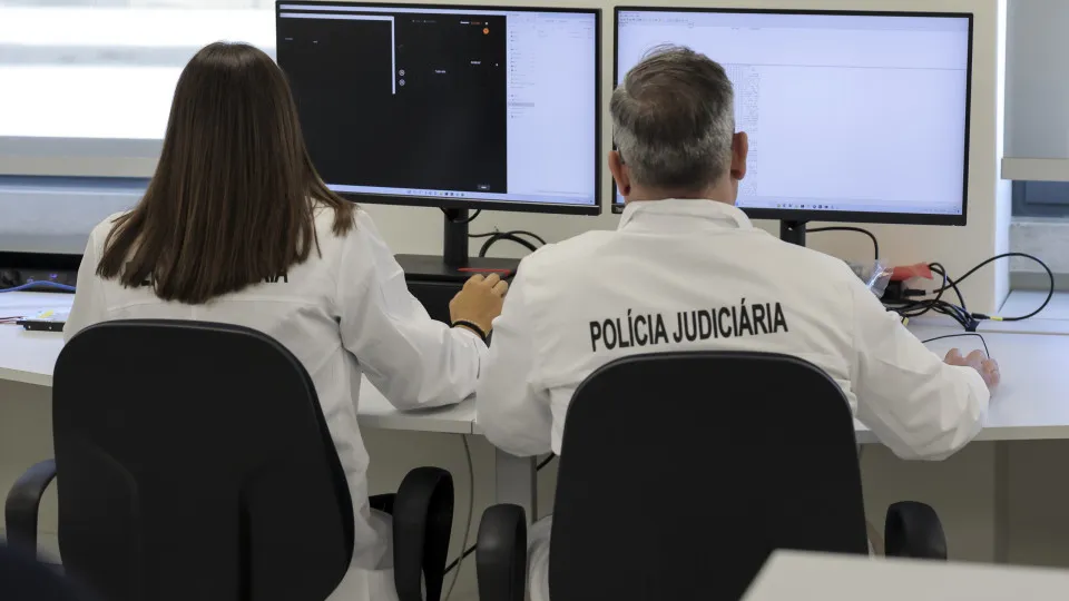Cidadã estrangeira detida por tráfico de droga extraditada para Alemanha