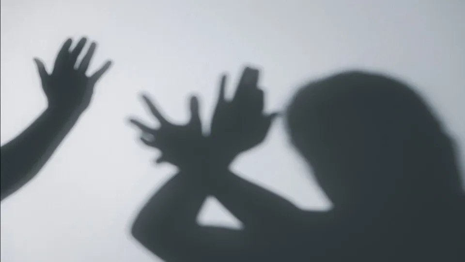 Fica em preventiva após agredir namorada e enteado de 4 anos em Cascais