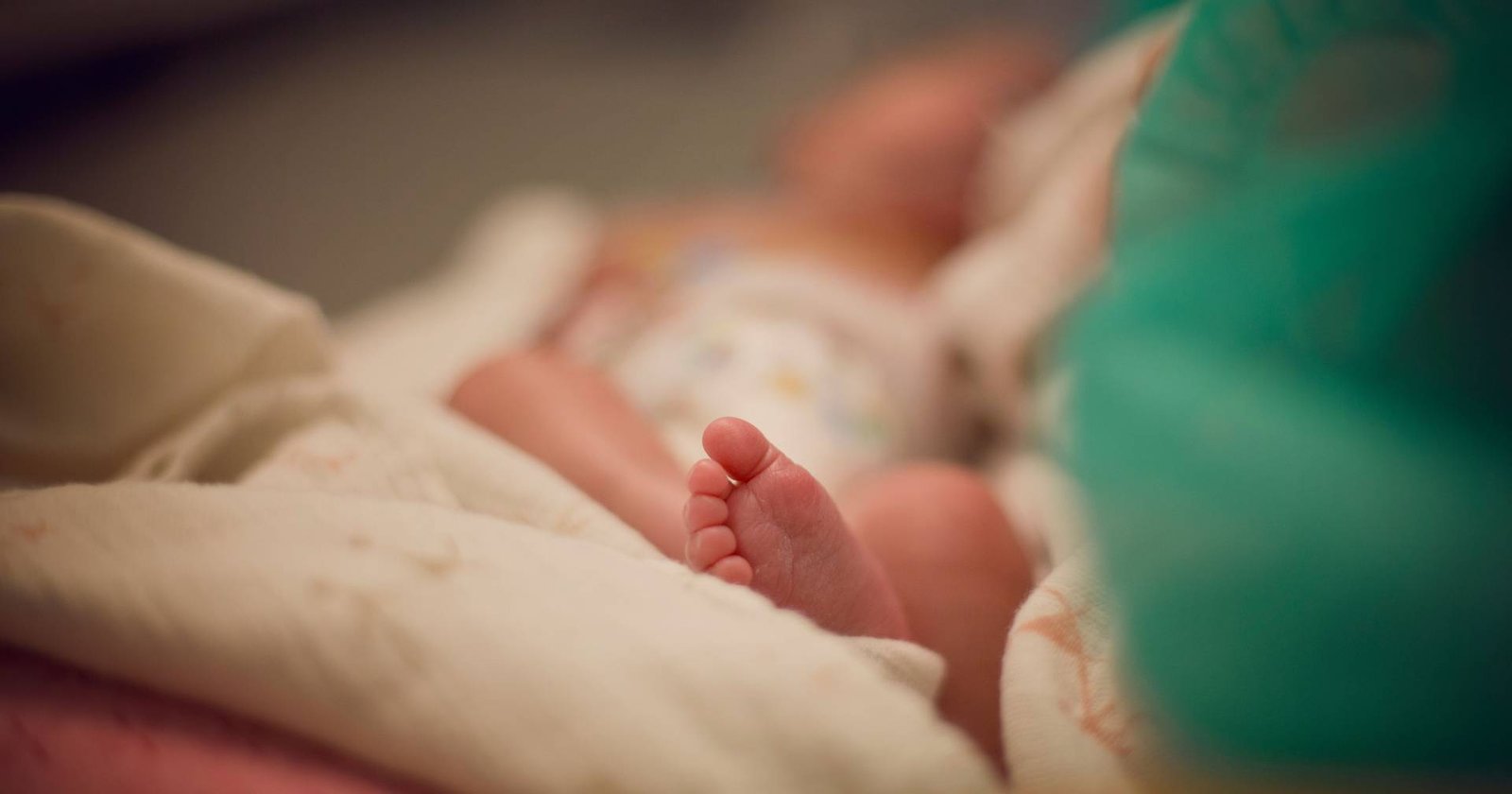 Bebé morre por asfixia depois de ter nascido em casa