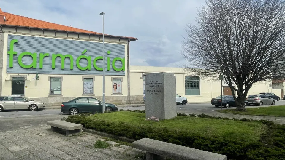 Furtado busto do padre Diamantino Gomes no Porto. "Sinal dos tempos"