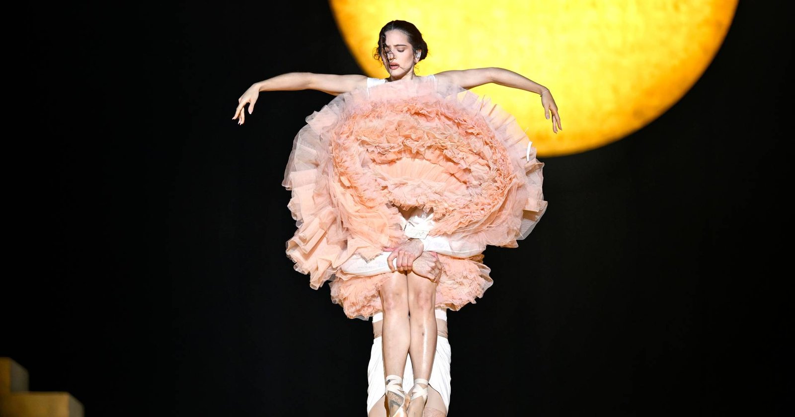 Um universo espiritual, dramático e explosivo: o que esperar dos concertos de Rosalía na MEO Arena em Lisboa?